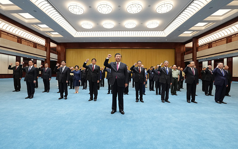 6月18日,党和国家领导人习近平、李克强、栗战书、汪洋、王沪宁、赵乐际、韩正、王岐山等在中国共产党历史展览馆参观“‘不忘初心、牢记使命’中国共产党历史展览”。这是参观结束后,习近平带领党员领导同志一起重温入党誓词。